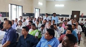मुख्य चिकित्सा एवं स्वास्थ्य अधिकारी ने डौण्डी विकासखण्ड में ली स्वास्थ्स विभाग के अधिकारी-कर्मचारियों की बैठक