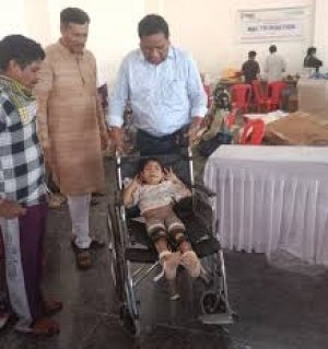 दिव्यांगजनों को सहायक उपकरणों के साथ आत्मनिर्भरता का संबल,  कमिश्नर डोमन सिंह ने संभाग स्तरीय शिविर का किया अवलोकन, लाभार्थियों से रूबरू होकर जाना हाल