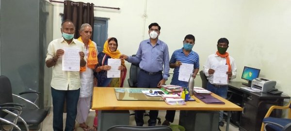 अपर कलेक्टर ने अपने हाथों से सौंपे भूमि स्वामी हक अभिलेख
