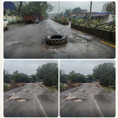 गड्ढे नहीं भरे, बीच सड़क रख दिया टायर! बचेली में क्कङ्खष्ठ और नगरपालिका के 'अनोखे समाधान&Oacute; पर उठे सवाल