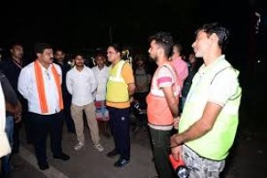 हाइवे पर पशुओं को देख विजय शर्मा नाराज, अधिकारियों को लगाई फटकार,  देर रात मौके पर रुककर बुलाया पेट्रोलिंग वाहन, रेस्क्यू और नियमित निरीक्षण की ली जानकारी; लापरवाही पर सख्त कार्रवाई की चेतावनी