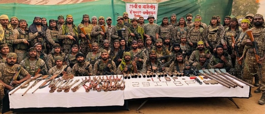 नारायणपुर के जंगलों में नक्सलियों का बड़ा डंप ध्वस्त सुरक्षा बलों की निर्णायक कार्रवाई से हथियार-विस्फोटक बरामद