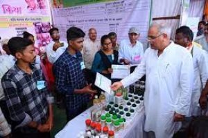 मुख्यमंत्री श्री भूपेश बघेल ने विभागीय स्टॉल का किया निरीक्षण