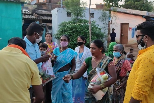 कोरोना काल के महामारी में नरेंद्र भवानी संभागीय सयुंक्त महासचिव  जनता कांग्रेस ने जरुरत मंदो को दिया सूखा राशन