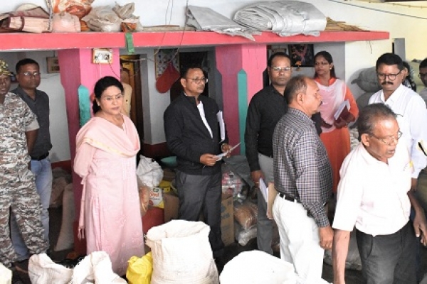 कलेक्टर ने सभी धान बोरियों में जप्ती की सील लगाने के दिए निर्देश