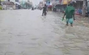 तूफानी हुआ समंदर, बंगाल और ओडिशा में हुई भारी बारिश, तस्वीरों में देखें हालात