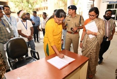 लोकसभा निर्वाचन 2024 : मुख्य निर्वाचन पदाधिकारी श्रीमती रीना बाबासाहेब कंगाले ने राजनांदगांव, दुर्ग और महासमुंद में मतगणना की तैयारियों का लिया जायजा