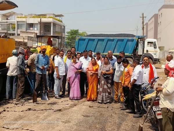 शिवनाथ नदी मुक्ति धाम मार्ग चौड़ीकरण कार्य का,महापौर ने किया डामरीकरण कार्य का भूमिपूजन:
