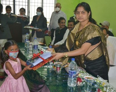 नवप्रवेशित छात्र-छात्राओं को किया गया निःशुल्क गणवेश एवं पाठ्य पुस्तक का वितरण