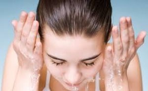 फेस योगा एक्सपर्ट ने बताया झुर्रिंया चेहरे से रहेंगी दूर, अगर सुबह यूं धोएंगी फेस, साबुन की नहीं पड़ेगी जरूरत
