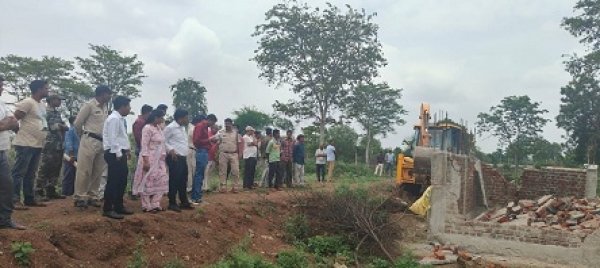 संवेदनशील मुख्यमंत्री की सख्त कार्रवाई : सेजबहार में सरकारी जमीन से हटाया गया बेजा कब्जा, पक्के निर्माण और तार फेंसिग घेरा भी तोड़ा